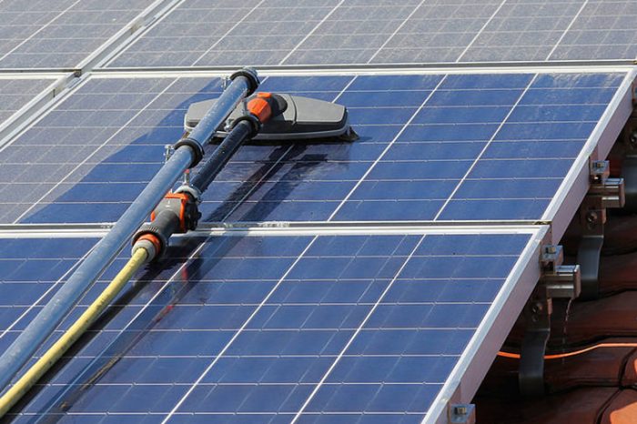 Reinigung einer Photovoltaikanlage mit Reinigungsgerät in Emden
