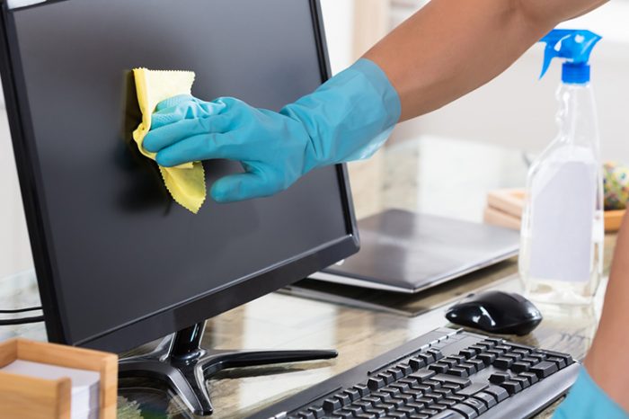 Computerreinigung mit Reinigungsmittel in Emden