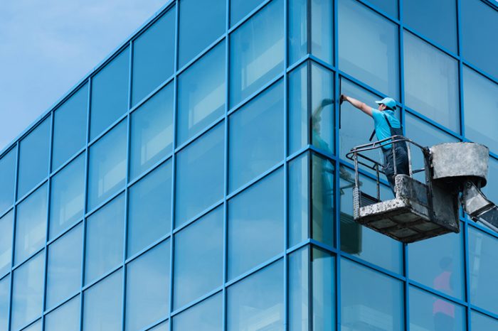 Reinigung einer Fassade aus Kran in Emden